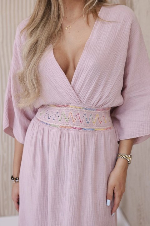 Sukienka muślinowa z haftem w talii ciemno różowa