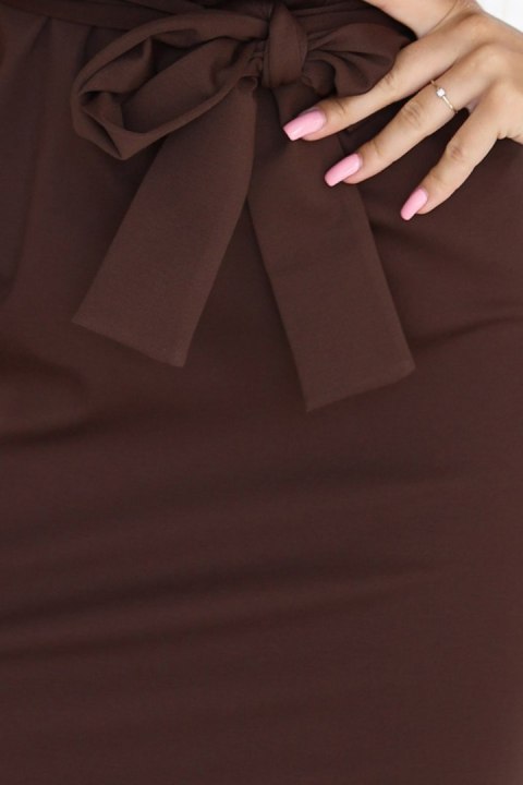 240-9 ROXI sukienka z asymetryczną spódnicą i paskiem - CZEKOLADOWA - L