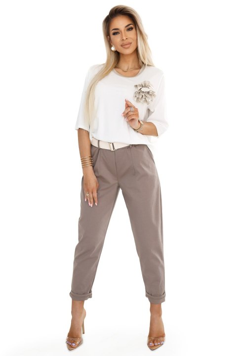 592-1 Wygodna bluzka z kwiatową aplikacją na ramieniu - ECRU - UNI