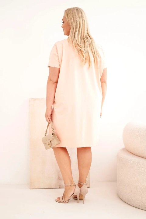 Sukienka damska Plus Size bawełniana z broszką i dekoltem pudrowy róż