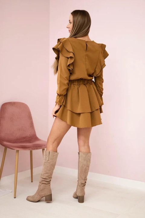 Camelowa sukienka z unikalnymi pionowymi falbanami