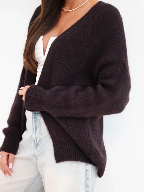 Sweter damski z alpaką bez zapięcia i długim rękawem brązowy