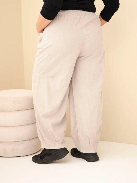 Spodnie damskie bawełniane Plus Size sztruksowe z gumką w pasie i kieszeniami beżowe