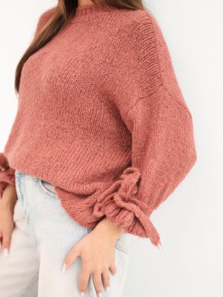 Sweter damski oversize z wiązaniami przy rękawach ciemny różowy