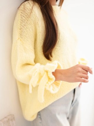 Sweter damski oversize z wiązaniami przy rękawach żółty