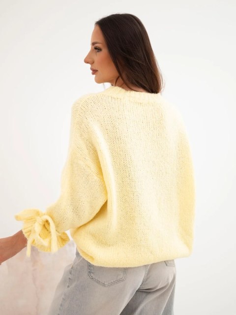 Sweter damski oversize z wiązaniami przy rękawach żółty