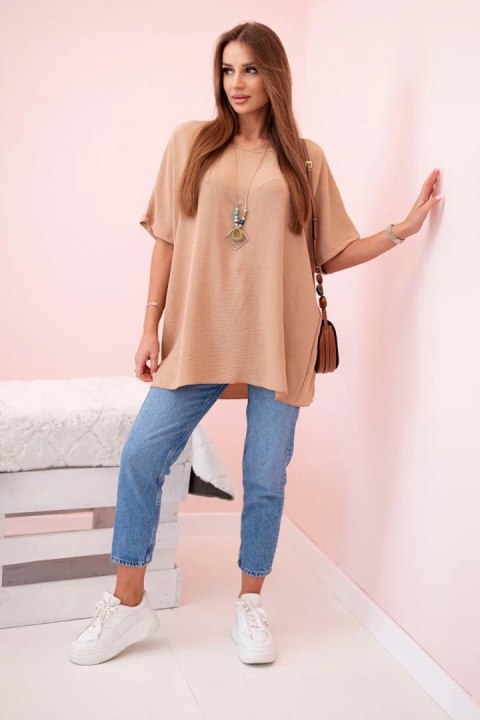 Bluzka oversize z wisiorkiem jasny camelowy