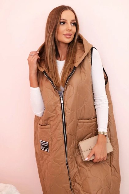 Kamizelka damska pikowana Plus Size z kapturem zapinana na zamek camelowa
