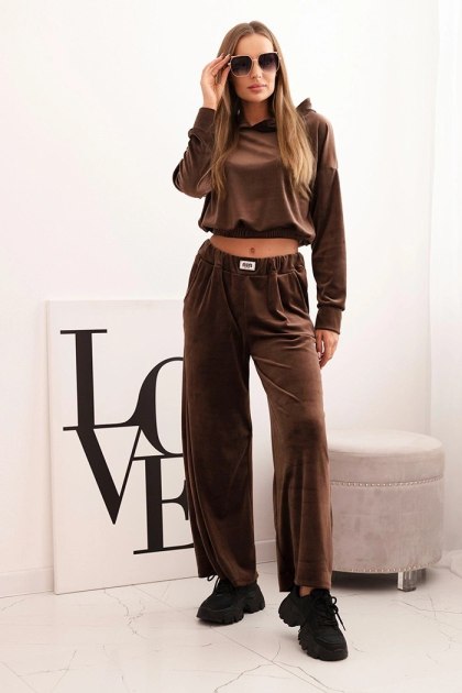 Komplet dresowy damska z weluru z szerokimi nogawkami i bluzą z kapturem brązowy