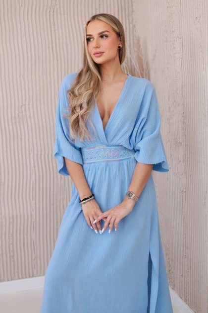 Sukienka muślinowa z haftem w talii niebieska