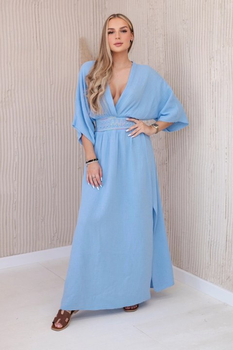 Sukienka muślinowa z haftem w talii niebieska