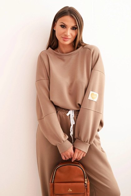 Komplet damski masełkowy z luźną bluzą i spodniami z napisem LOVE camelowy