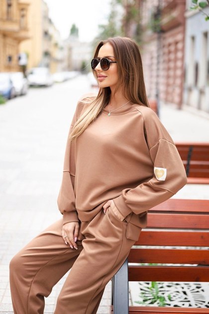 Komplet damski masełkowy z luźną bluzą i spodniami z napisem LOVE ciemny camelowy
