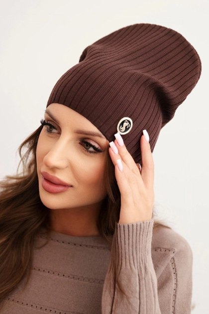 Czapka damska prążkowana z ozdobnym guzikiem z dodatkiem wiskozy i modalu brązowa