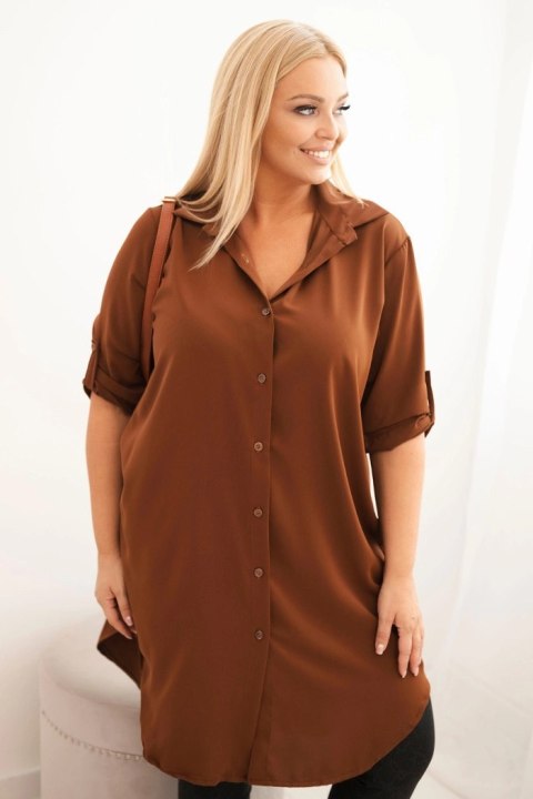 Sukienka damska koszulowa Plus Size z dłuższym tyłem i podwijanym rękawem ciemno camelowa