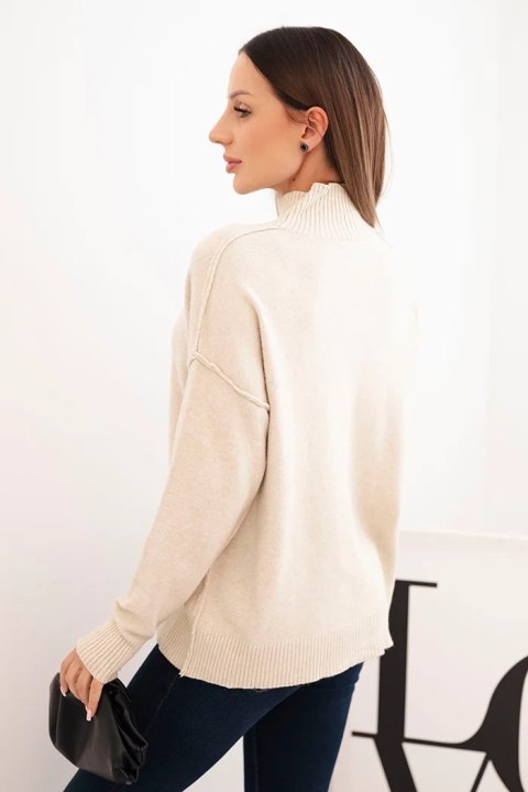 Sweter damski wiskozowy z prążkowanym półgolfem i luźnym fasonem beżowy