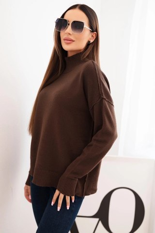 Sweter damski wiskozowy z prążkowanym półgolfem i luźnym fasonem brązowy