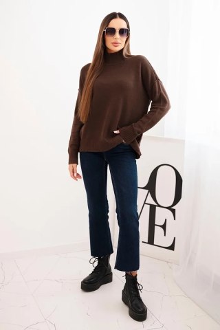 Sweter damski wiskozowy z prążkowanym półgolfem i luźnym fasonem brązowy