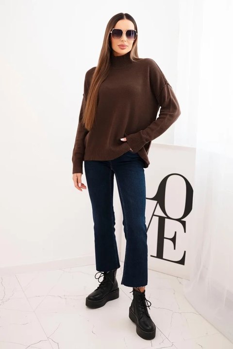 Sweter damski wiskozowy z prążkowanym półgolfem i luźnym fasonem brązowy