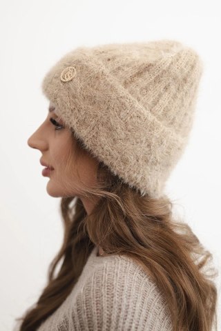 Czapka damska zimowa z puszystej dzianiny i z eleganckim guzikiem beżowa