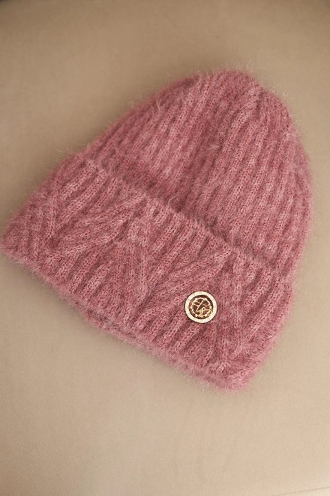 Czapka damska zimowa z puszystej dzianiny i z eleganckim guzikiem ciemno różowa