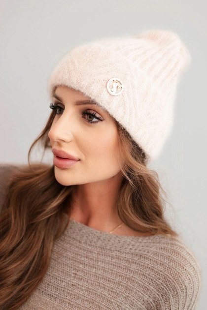 Czapka damska zimowa z puszystej dzianiny i z eleganckim guzikiem jasno pudrowy róż
