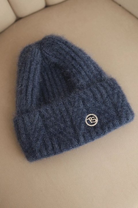 Czapka damska zimowa z puszystej dzianiny i z eleganckim guzikiem jeansowa