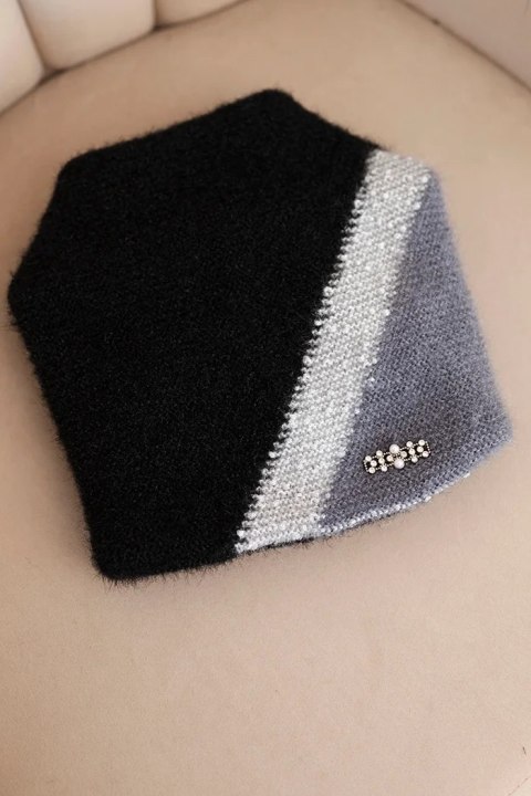 Czapka damska zimowa z puszystej dzianiny z ozdobną aplikacją czarny + grafitowy