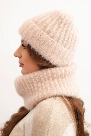 Komplet damski czapka i komin zimowy puszysty z ozdobnym emblematem beżowy