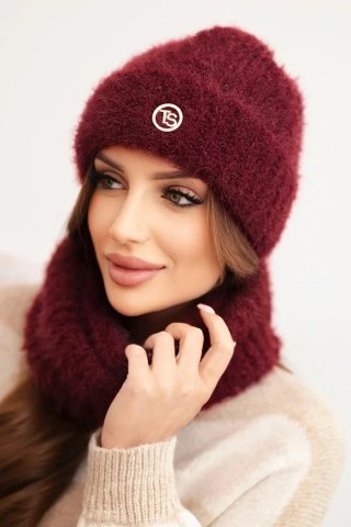 Komplet damski czapka i komin zimowy puszysty z ozdobnym emblematem bordowy