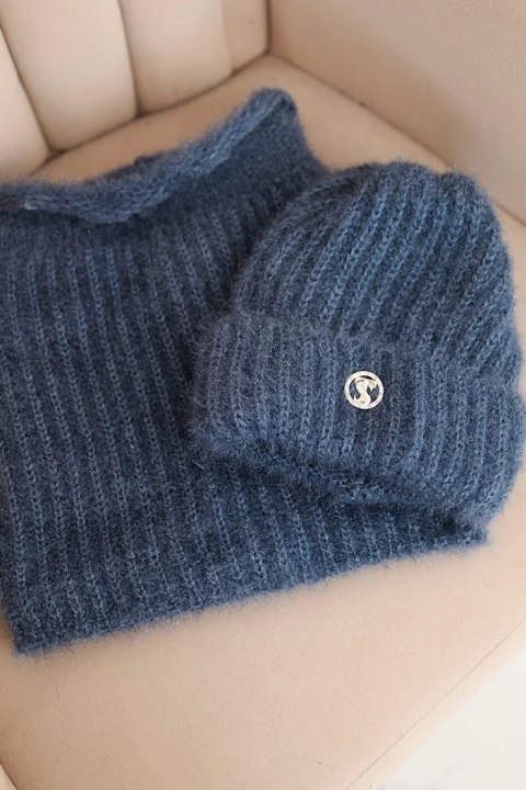 Komplet damski czapka i komin zimowy puszysty z ozdobnym emblematem jeansowy