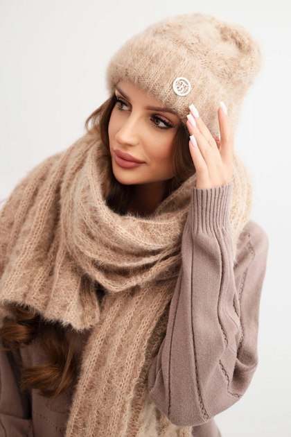 Komplet damski czapka i szalik prążkowany z ozdobą camelowy