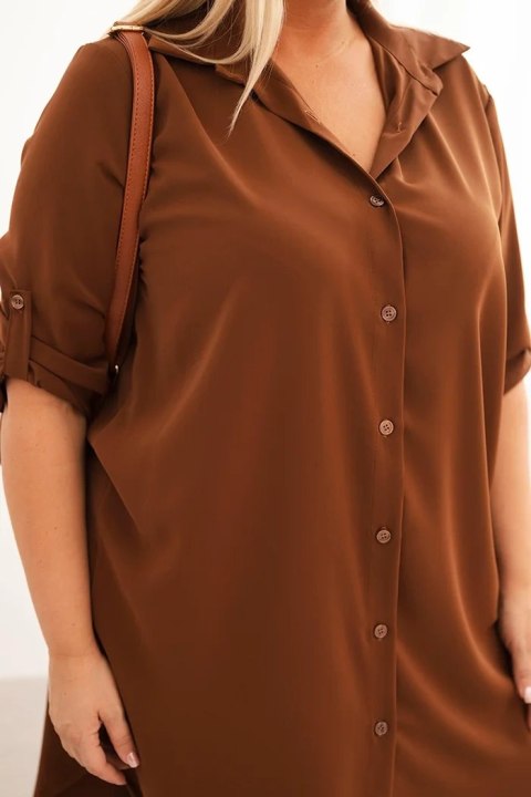 Sukienka damska koszulowa Plus Size z dłuższym tyłem i podwijanym rękawem ciemno camelowa
