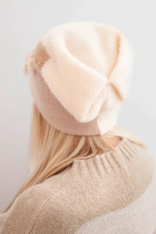 Czapka damska elegancka z futrzanymi ozdobami i brokatowym paskiem ecru