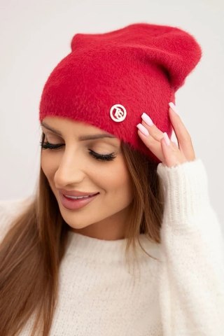 Czapka damska klasyczna z alpaki z dekoracyjną blaszką malinowa