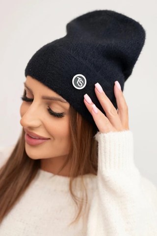 Czapka damska miękka z alpaki z ozdobną blaszką czarna