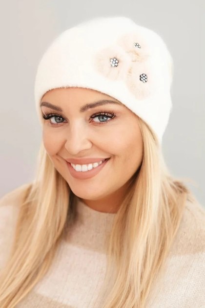 Czapka damska z ozdobnymi futrzanymi kwiatami elegancka ecru