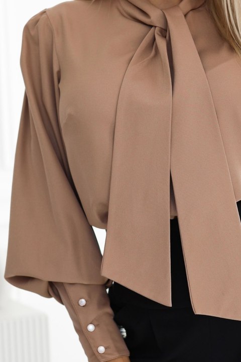 578-1 Wyjątkowa biznesowa bluzka z długim rękawkiem, wiązaniem i guzikami - kolor karmelowy - mocha mousse