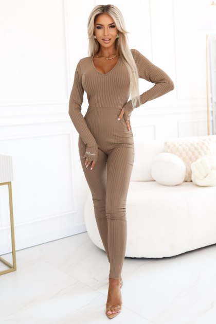 619-1 Wygodny i elegancki prążkowany kombinezon damski z dekoltem - mocha mousse