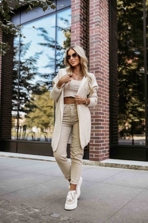 629-1 Wygodny kardigan oversize z kapturem i stylową naszywką - beżowy