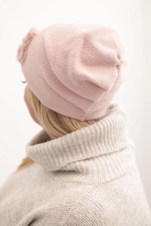 Czapka damska z ozdobnymi futrzanymi kwiatami elegancka ciemny pudrowy róż