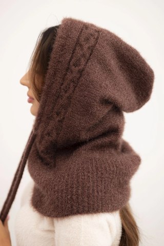 Czapka kaptur damski z wiązaniem i warkoczowym splotem brązowa