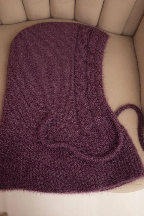 Czapka kaptur damski z wiązaniem i warkoczowym splotem ciemno fioletowa