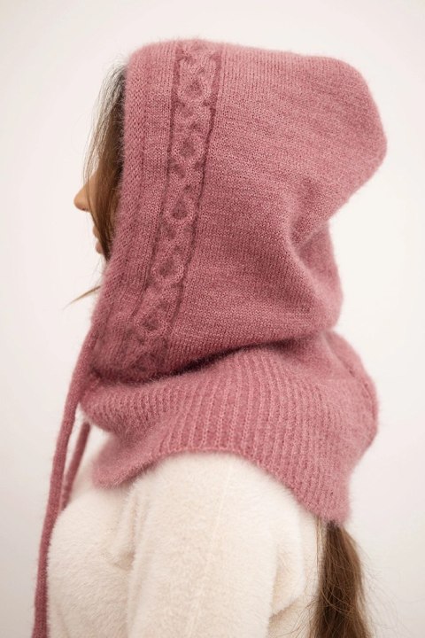 Czapka kaptur damski z wiązaniem i warkoczowym splotem ciemno różowa