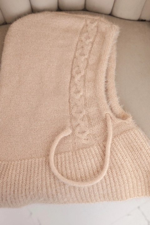 Czapka kaptur damski z wiązaniem i warkoczowym splotem beżowa