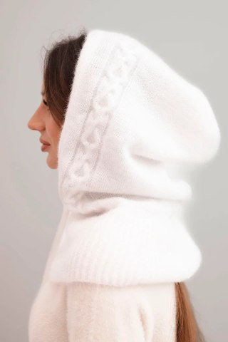 Czapka kaptur damski z wiązaniem i warkoczowym splotem biała