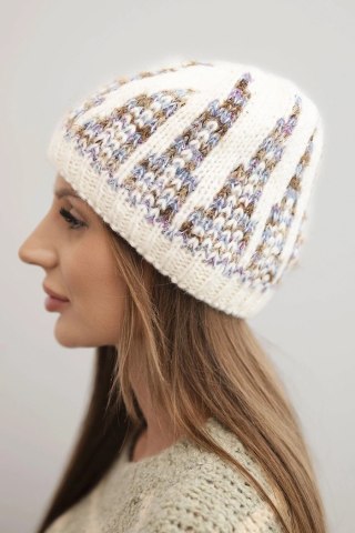 Czapka damska zimowa dzianinowa z ozdobnym splotem K454 ecru + fioletowy