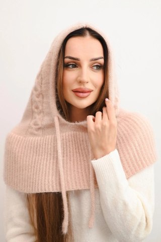 Czapka kaptur damski z wiązaniem i warkoczowym splotem jasny pudrowy róż