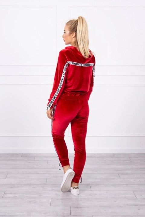 Czerwony komplet welurowy damski z ozdobnymi taśmami