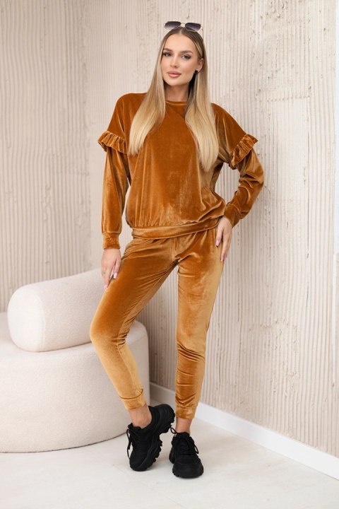 Camelowy komplet welurowy z falbankami